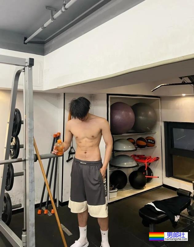 00后腹肌白袜小哥哥，太帅了 - 51虹马