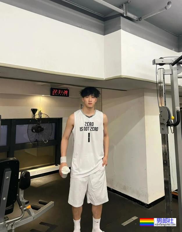 00后腹肌白袜小哥哥，太帅了 - 51虹马