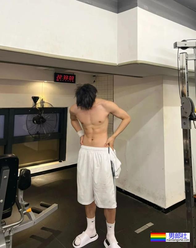 00后腹肌白袜小哥哥，太帅了 - 51虹马