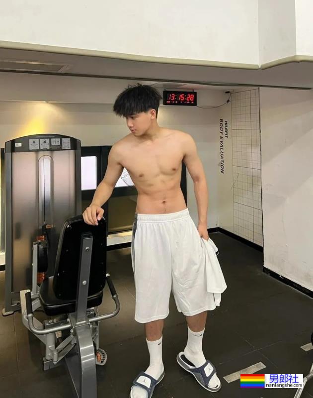00后腹肌白袜小哥哥，太帅了 - 51虹马