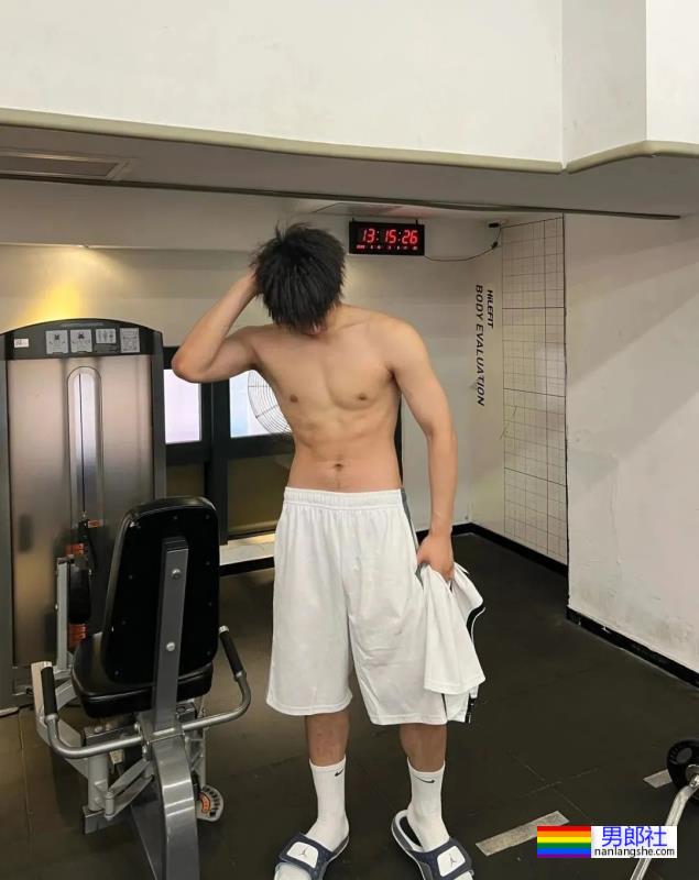 00后腹肌白袜小哥哥，太帅了 - 51虹马