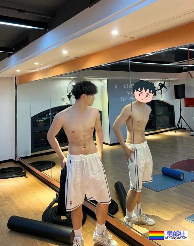 00后腹肌白袜小哥哥，太帅了 - 51虹马