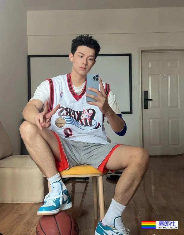 薄肌小哥哥，白袜配短裤绝了 - 51虹马