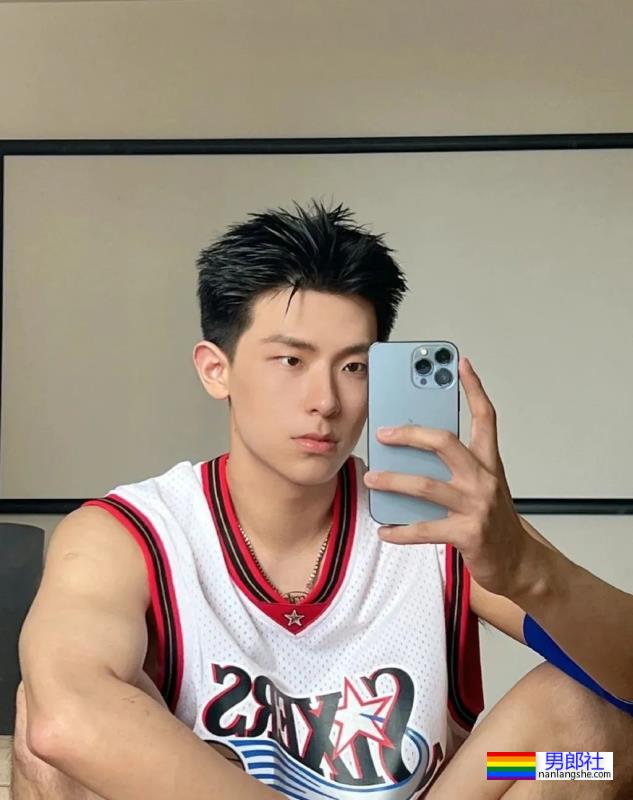 薄肌小哥哥，白袜配短裤绝了 - 51虹马