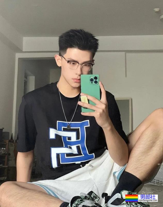 薄肌小哥哥，白袜配短裤绝了 - 51虹马