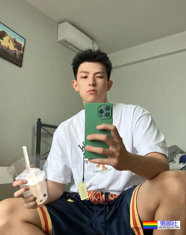 薄肌小哥哥，白袜配短裤绝了 - 51虹马