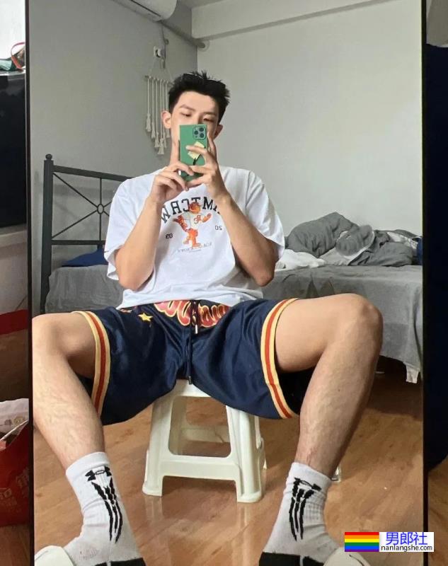 薄肌小哥哥，白袜配短裤绝了 - 51虹马
