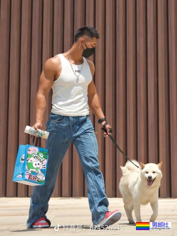 纹身肌肉帅哥 - 51虹马