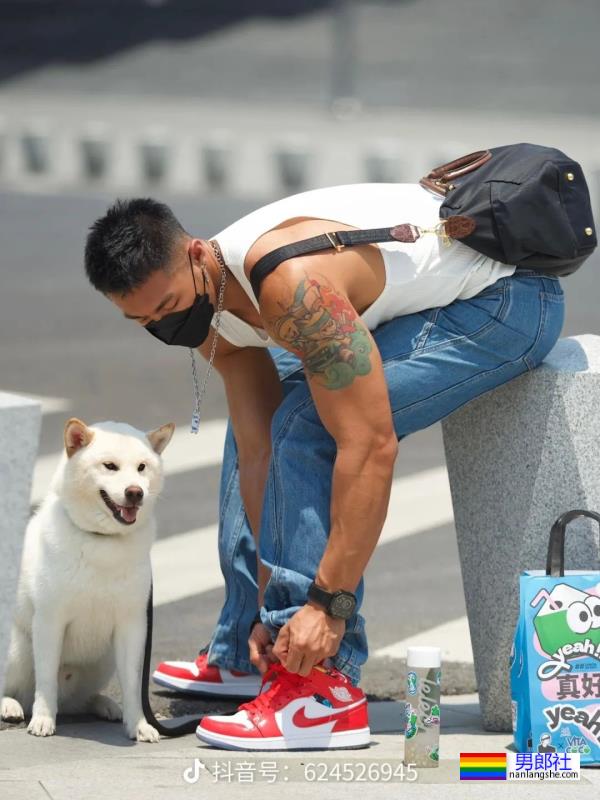 纹身肌肉帅哥 - 51虹马