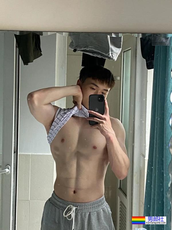 纹身肌肉帅哥 - 51虹马