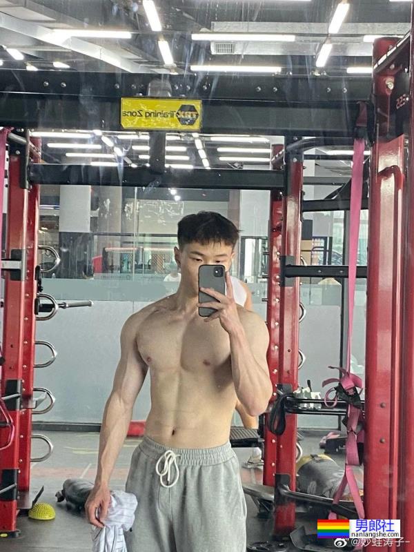 纹身肌肉帅哥 - 51虹马