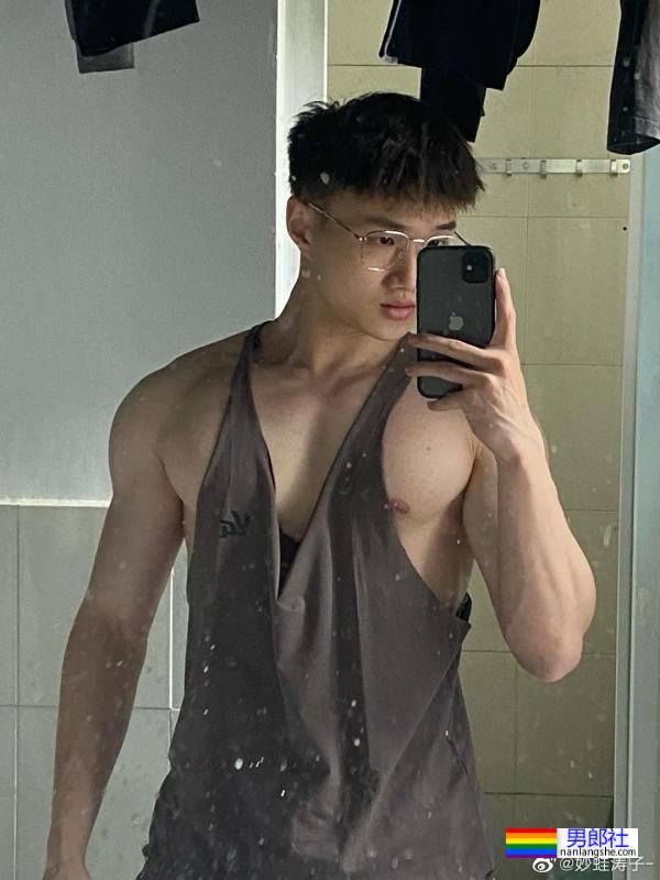 纹身肌肉帅哥 - 51虹马