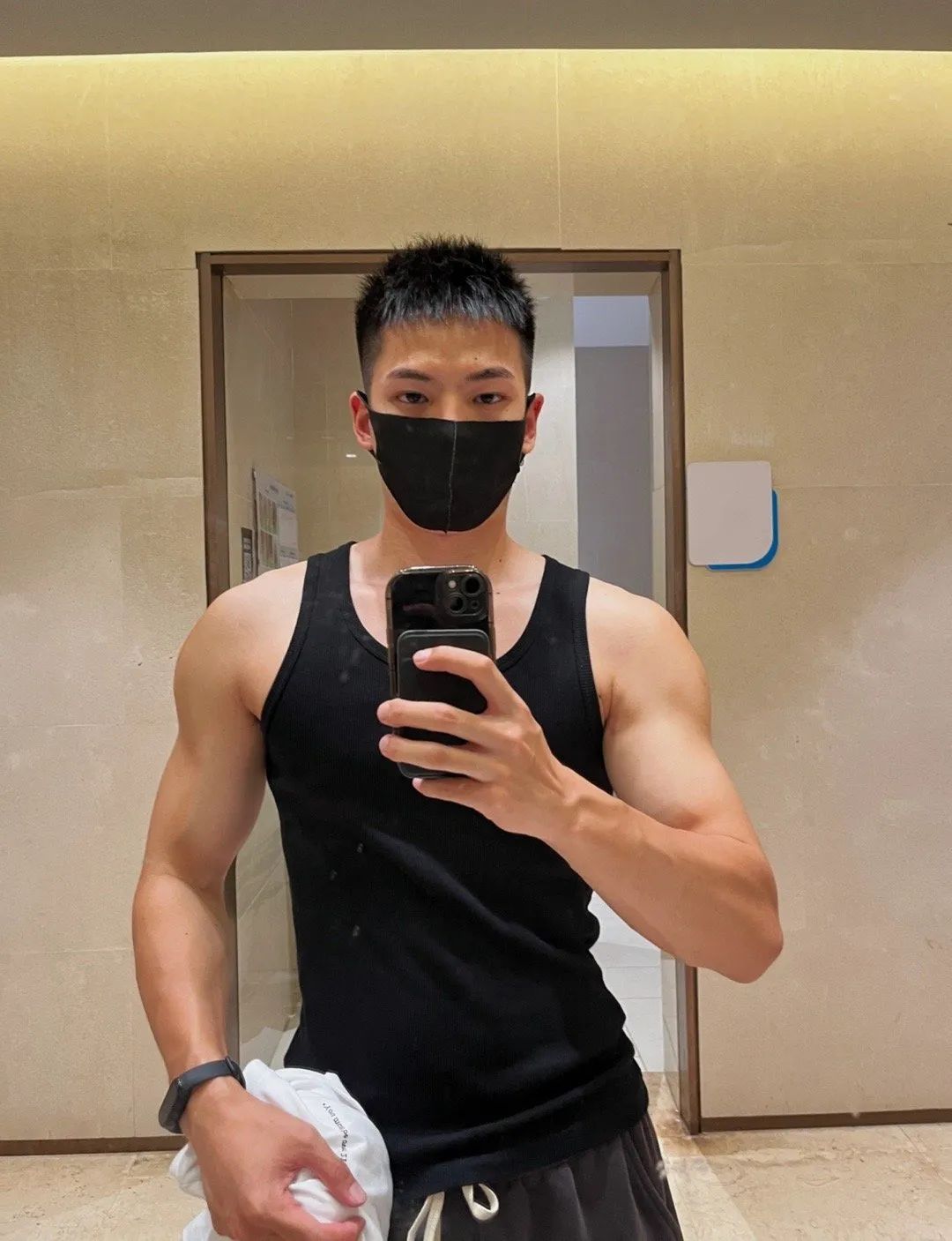 纹身肌肉帅哥 - 51虹马