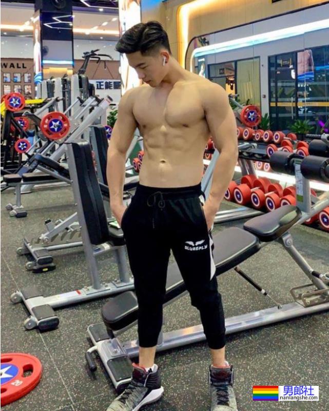 穿灰裤子的实力超强的童颜小狼狗杰瑞龙 - 51虹马