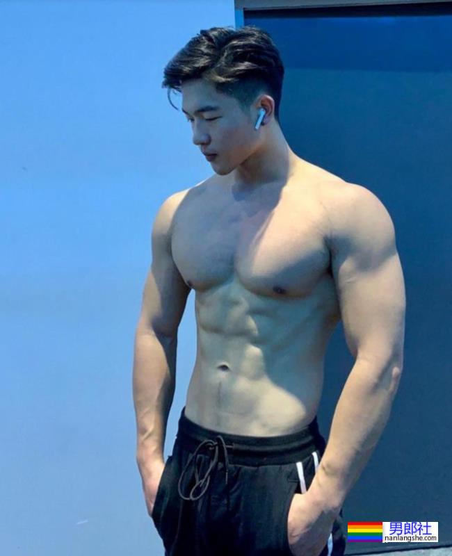 穿灰裤子的实力超强的童颜小狼狗杰瑞龙 - 51虹马