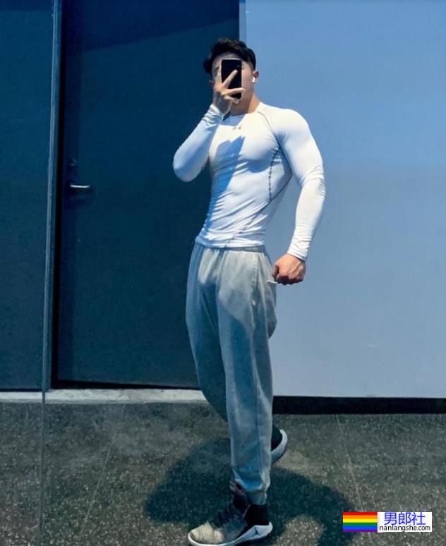 穿灰裤子的实力超强的童颜小狼狗杰瑞龙 - 51虹马