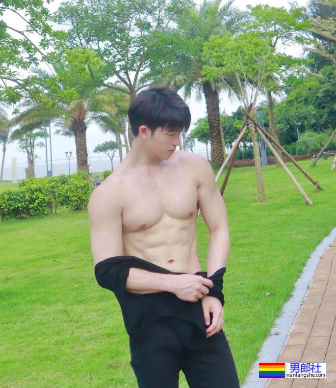 穿灰裤子的实力超强的童颜小狼狗杰瑞龙 - 51虹马