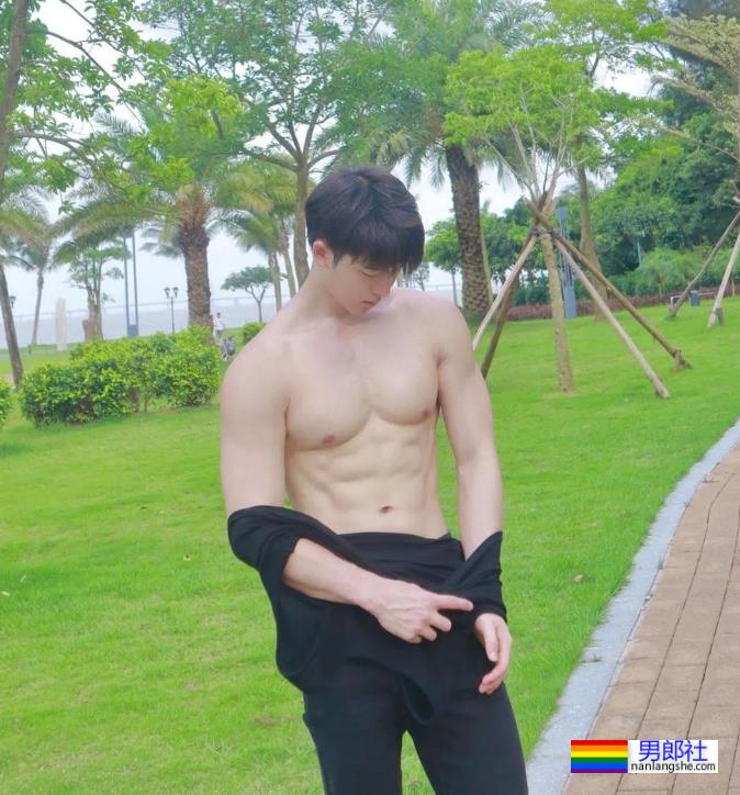 穿灰裤子的实力超强的童颜小狼狗杰瑞龙 - 51虹马