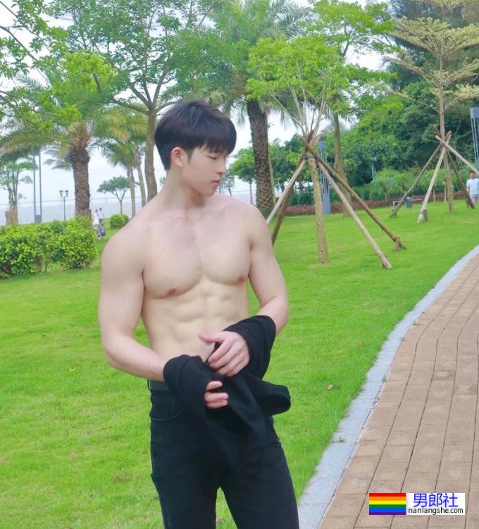 穿灰裤子的实力超强的童颜小狼狗杰瑞龙 - 51虹马