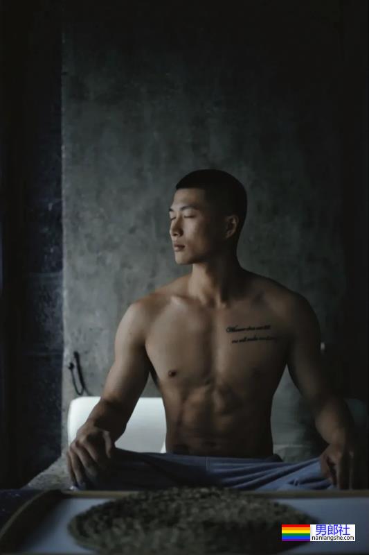 精壮的肌肉小哥哥，身材太可了 - 51虹马