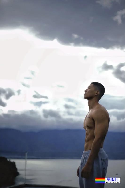 精壮的肌肉小哥哥，身材太可了 - 51虹马