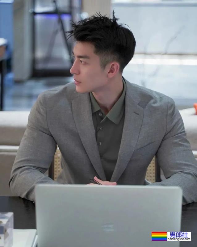 肌肉男穿正装，简直帅爆了 - 51虹马