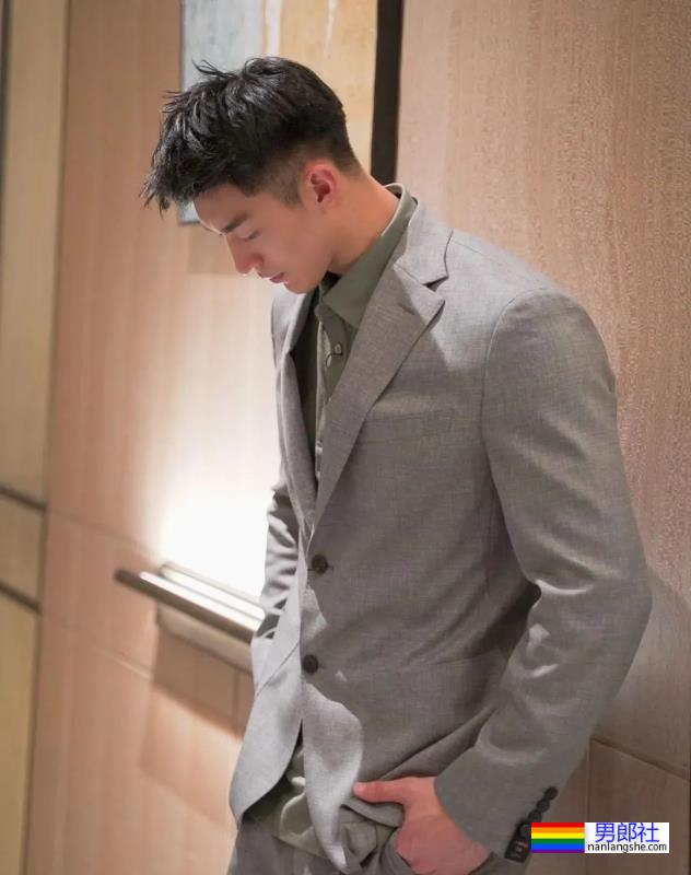 肌肉男穿正装，简直帅爆了 - 51虹马