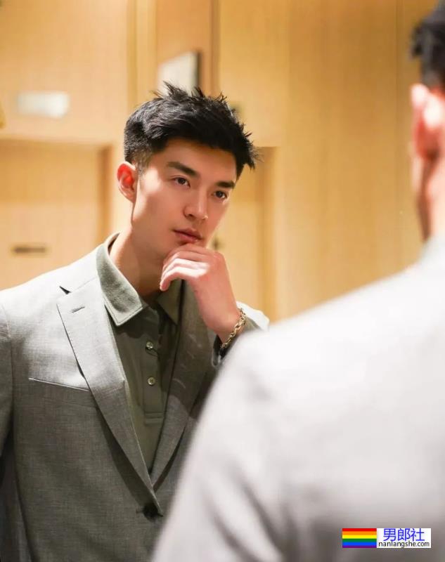 肌肉男穿正装，简直帅爆了 - 51虹马