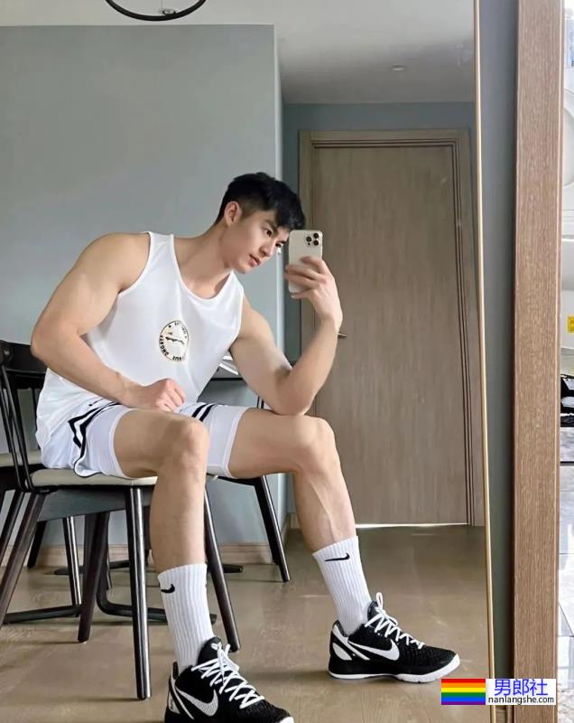 肌肉男穿正装，简直帅爆了 - 51虹马