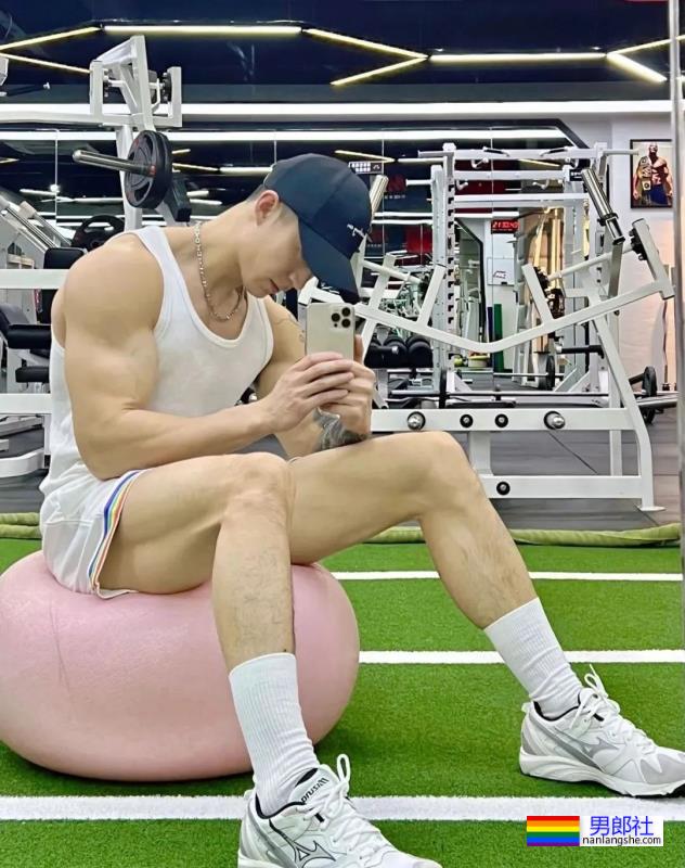 肌肉男穿正装，简直帅爆了 - 51虹马