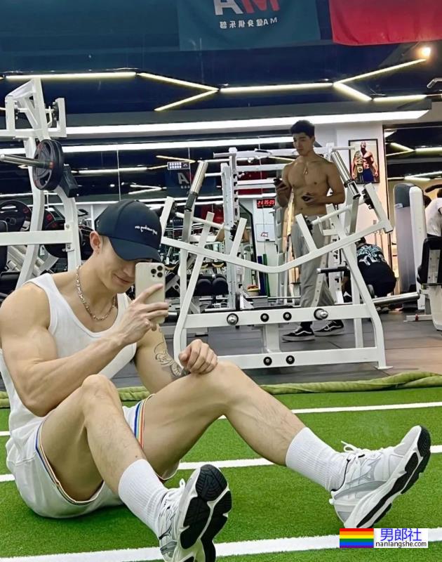 肌肉男穿正装，简直帅爆了 - 51虹马