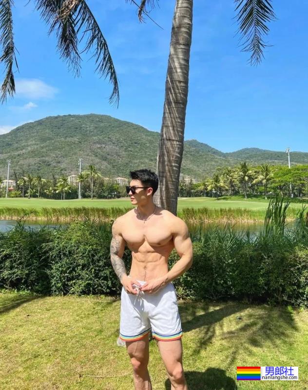 肌肉男穿正装，简直帅爆了 - 51虹马