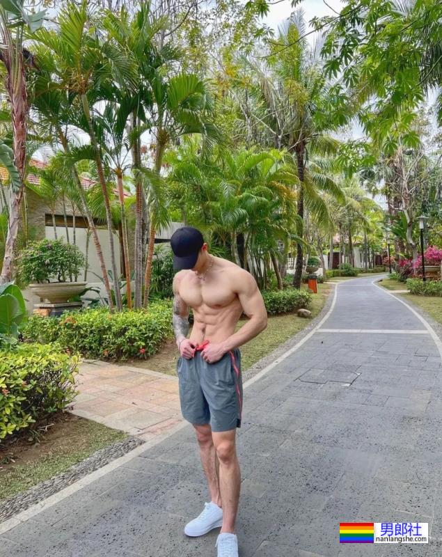 肌肉男穿正装，简直帅爆了 - 51虹马