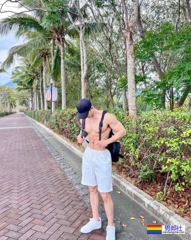 肌肉男穿正装，简直帅爆了 - 51虹马