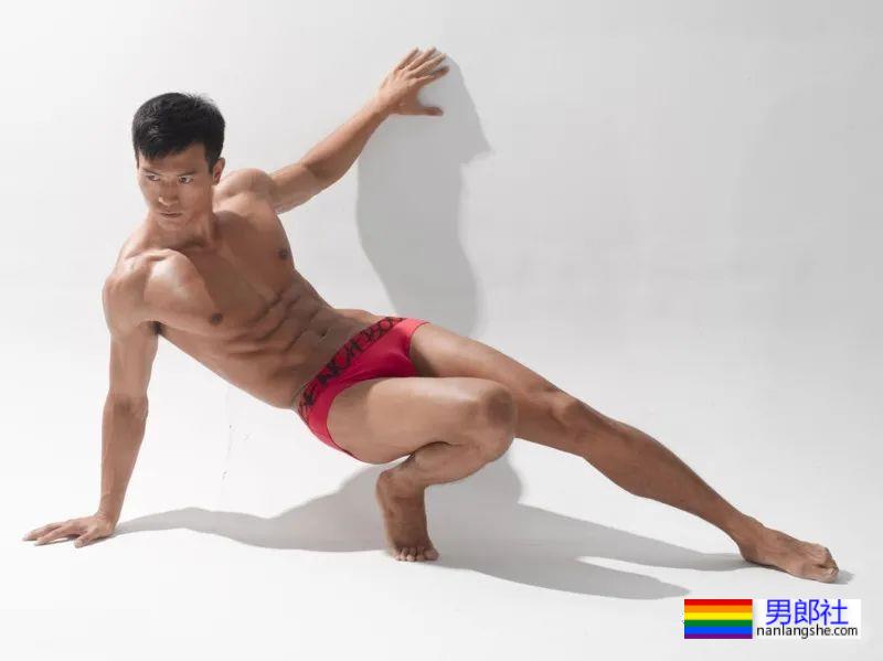 曾获刘姥姥颁奖的早期超火男模,如今变成这样了! - 51虹马 曾获刘姥姥颁奖的早期超火男模,如今变成这样了! - 51虹马