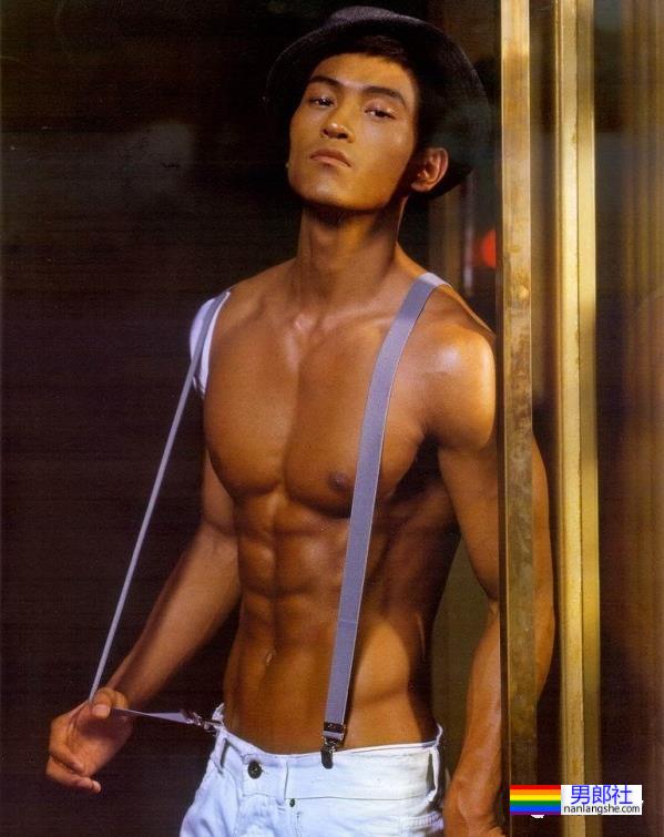 曾获刘姥姥颁奖的早期超火男模,如今变成这样了! - 51虹马 曾获刘姥姥颁奖的早期超火男模,如今变成这样了! - 51虹马