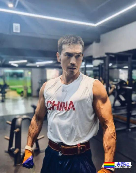 曾获刘姥姥颁奖的早期超火男模,如今变成这样了! - 51虹马 曾获刘姥姥颁奖的早期超火男模,如今变成这样了! - 51虹马