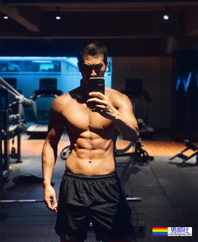 曾获刘姥姥颁奖的早期超火男模,如今变成这样了! - 51虹马 曾获刘姥姥颁奖的早期超火男模,如今变成这样了! - 51虹马