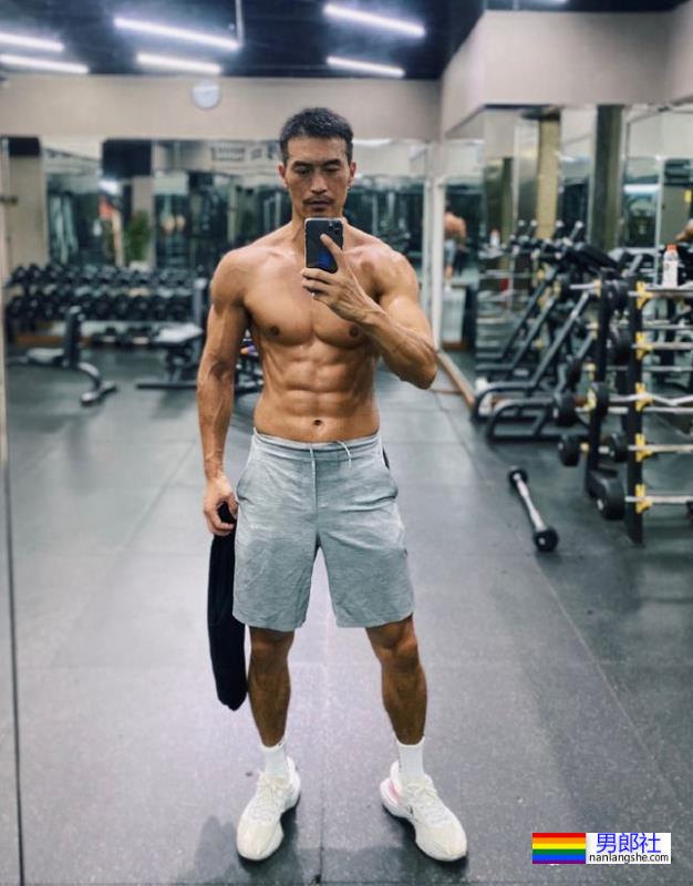 曾获刘姥姥颁奖的早期超火男模,如今变成这样了! - 51虹马 曾获刘姥姥颁奖的早期超火男模,如今变成这样了! - 51虹马