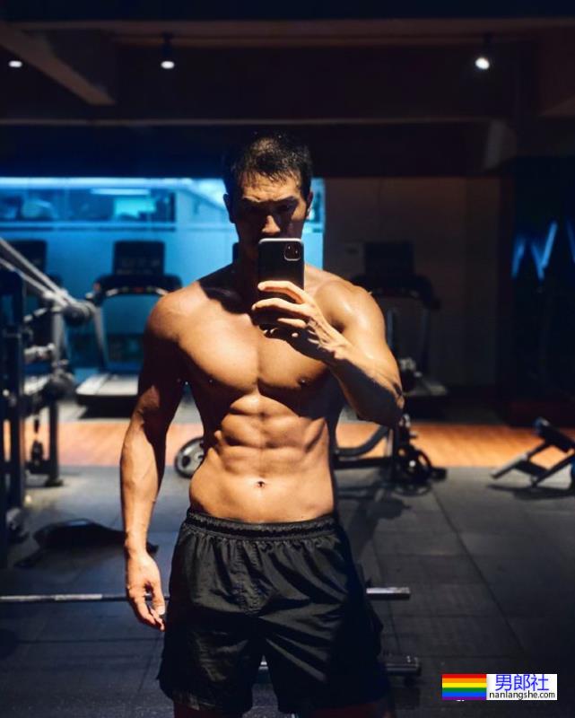 曾获刘姥姥颁奖的早期超火男模,如今变成这样了! - 51虹马 曾获刘姥姥颁奖的早期超火男模,如今变成这样了! - 51虹马