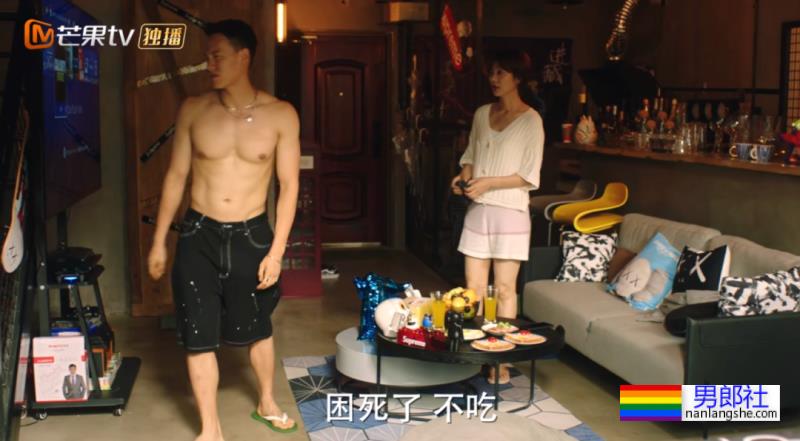 八秒半大胸肌渣男脱衣让老妈坐不住了！现在的男星身材也太卷了吧！ - 51虹马