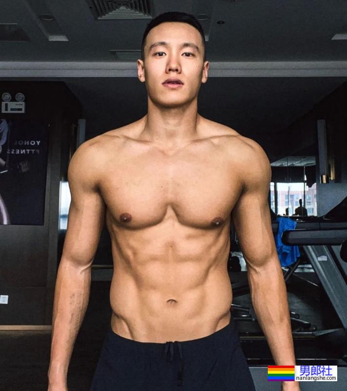 八秒半大胸肌渣男脱衣让老妈坐不住了！现在的男星身材也太卷了吧！ - 51虹马