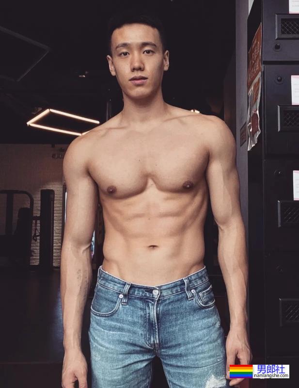 八秒半大胸肌渣男脱衣让老妈坐不住了！现在的男星身材也太卷了吧！ - 51虹马