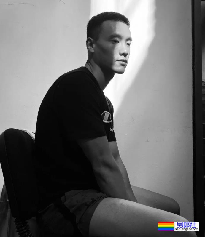 八秒半大胸肌渣男脱衣让老妈坐不住了！现在的男星身材也太卷了吧！ - 51虹马