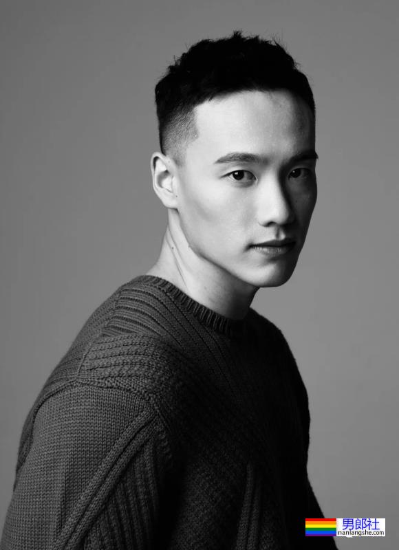 八秒半大胸肌渣男脱衣让老妈坐不住了！现在的男星身材也太卷了吧！ - 51虹马