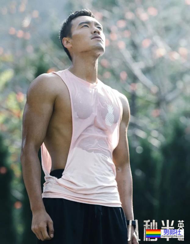 八秒半大胸肌渣男脱衣让老妈坐不住了！现在的男星身材也太卷了吧！ - 51虹马