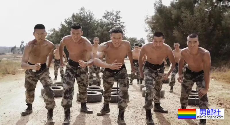 八秒半大胸肌渣男脱衣让老妈坐不住了！现在的男星身材也太卷了吧！ - 51虹马