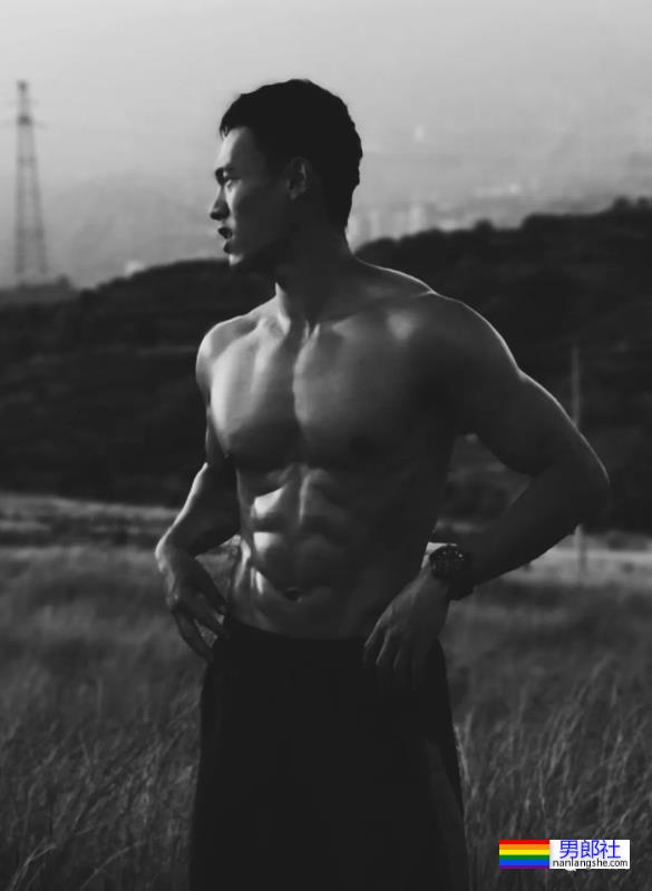 八秒半大胸肌渣男脱衣让老妈坐不住了！现在的男星身材也太卷了吧！ - 51虹马