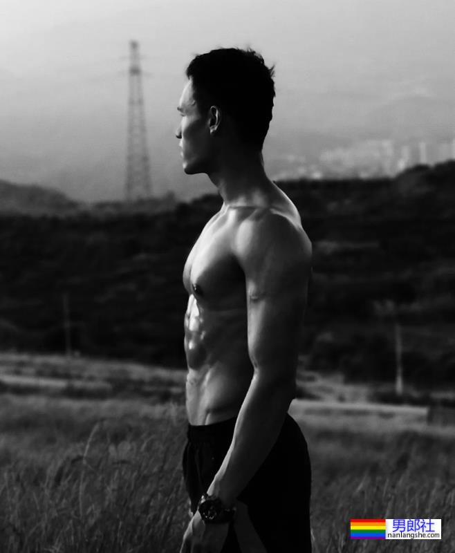 八秒半大胸肌渣男脱衣让老妈坐不住了！现在的男星身材也太卷了吧！ - 51虹马