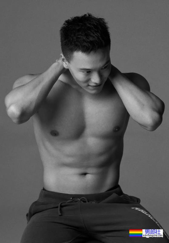 八秒半大胸肌渣男脱衣让老妈坐不住了！现在的男星身材也太卷了吧！ - 51虹马